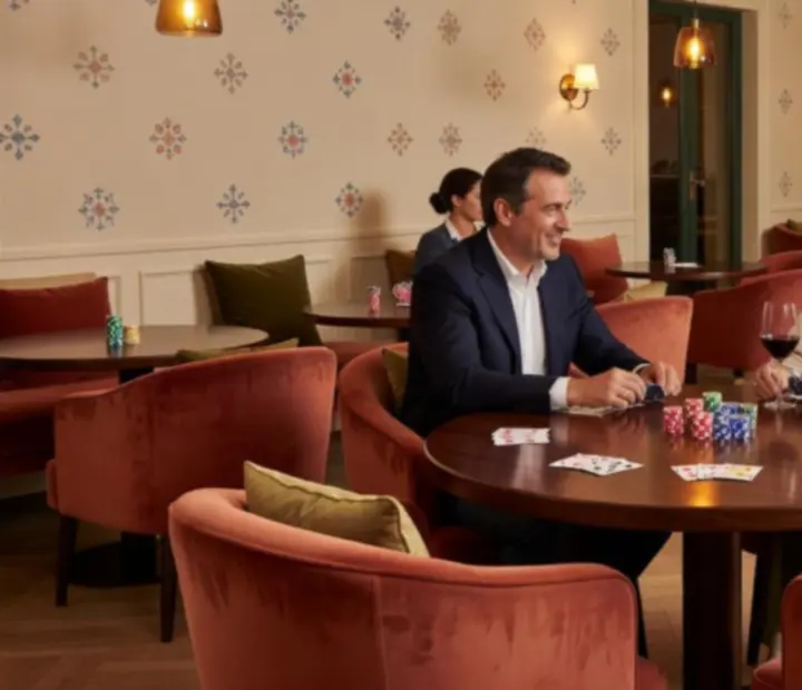 Vue de l'Espace Jeux Savryxel avec tables de cartes et fauteuils lounge