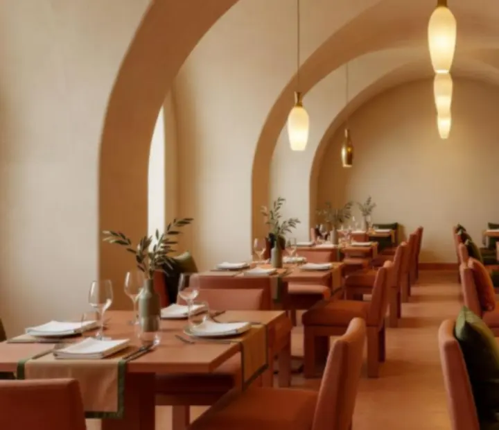 Intérieur du restaurant Savryxel avec murs crème, mobilier terracotta et ambiance chaleureuse