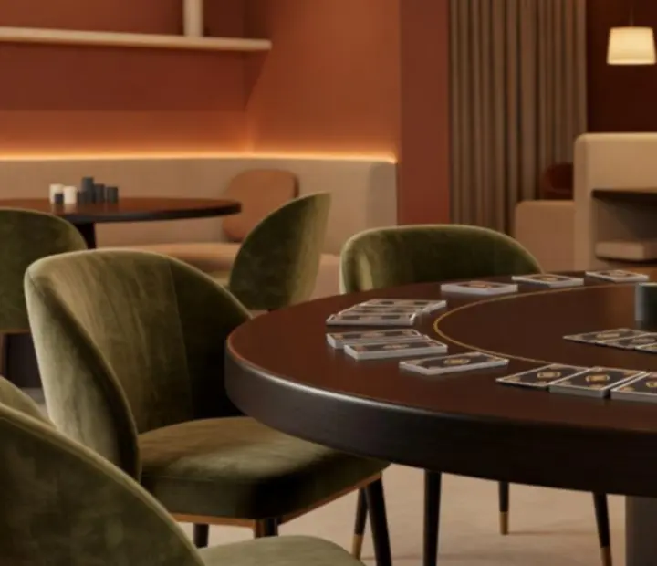 Table de poker dressée dans le restaurant Savryxel, avec cartes, jetons symboliques et ambiance lounge.